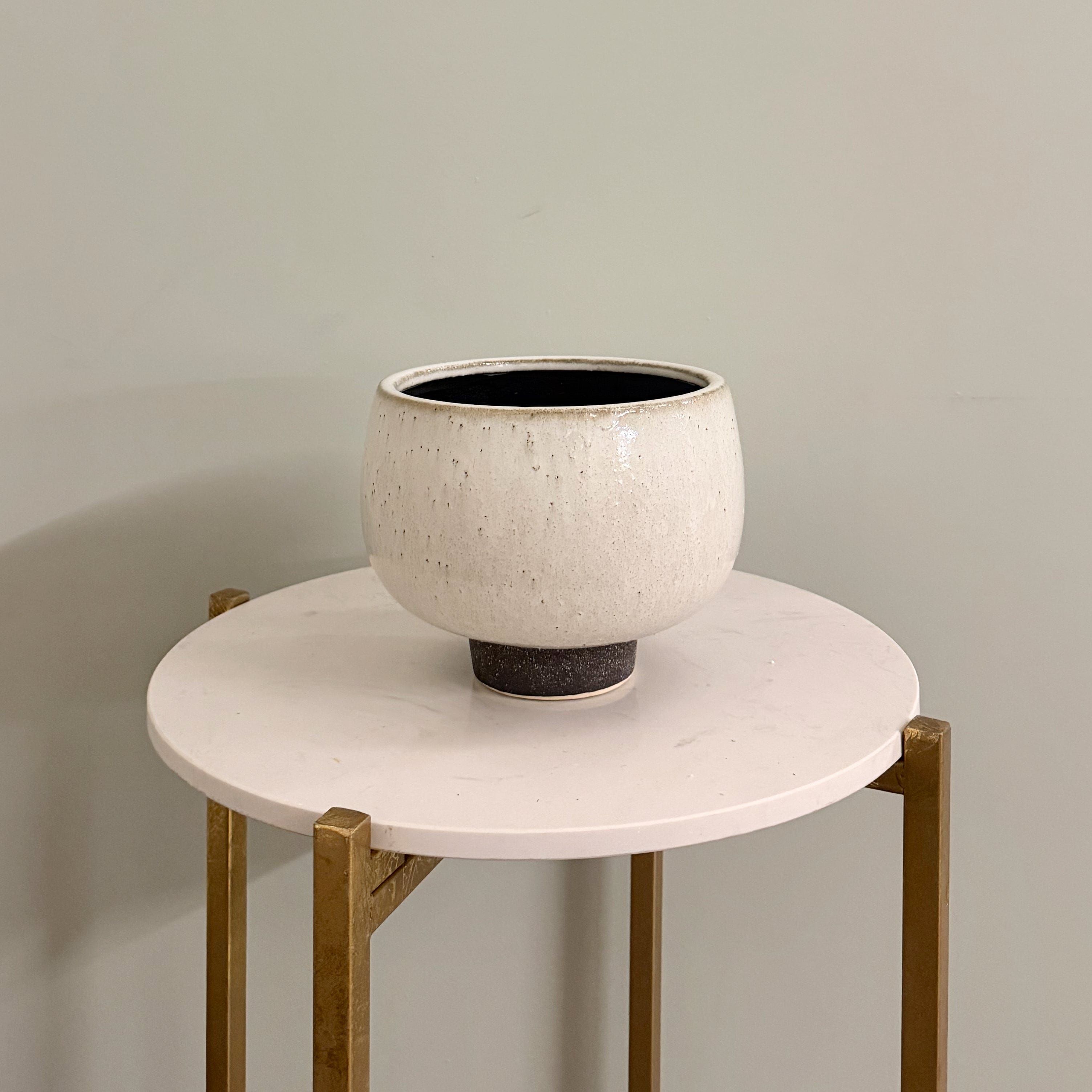 Artificial flowers luxury lifelike faux Round Cream Speckle Planter realistic silk buy online from The Faux Flower Company AHCH-0340